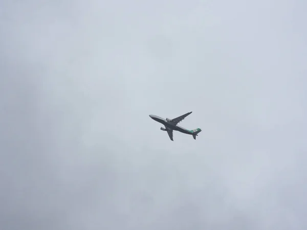 曇った空に対するジェットシルエット — ストック写真