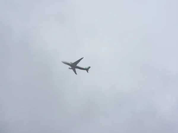 Silhouette Jet Contro Cielo Nuvoloso — Foto Stock