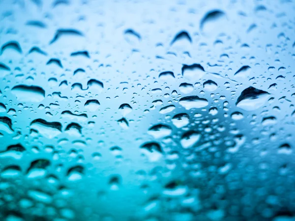 Nahaufnahme Von Farbenfrohen Wassertropfen Die Auf Glas Fallen — Stockfoto