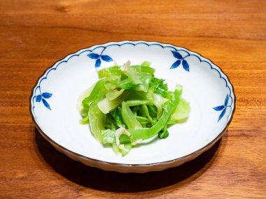 Tabakta sebze kızart.