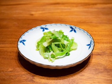 Tabakta sebze kızart.