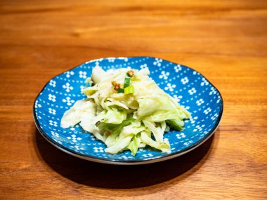 Tabakta sebze kızart.