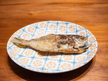 Derin kızarmış balık plaka