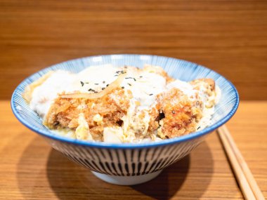 Tonkatsu, Japon domuz pirzolası, Japon körili domuz pirinci.