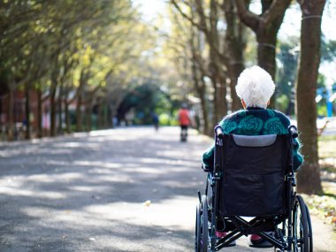 Büyükannem tekerlekli sandalyede oturuyor.