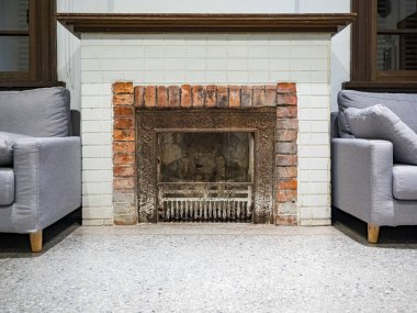 Köy evinde eski bir tuğla soba..