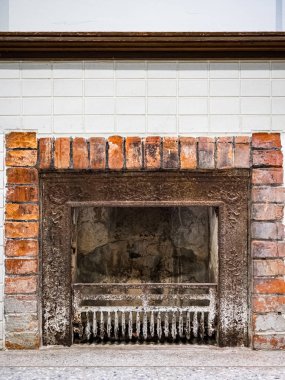 Köy evinde eski bir tuğla soba..