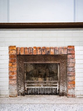 Köy evinde eski bir tuğla soba..