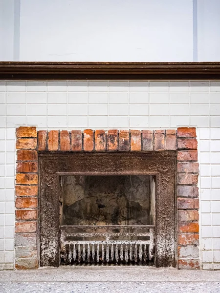 Köy evinde eski bir tuğla soba..