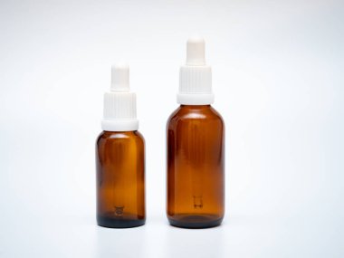 Açık beyaz arkaplanda boş şişeler