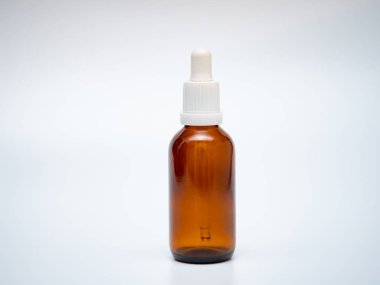 Açık beyaz arkaplanda boş şişeler