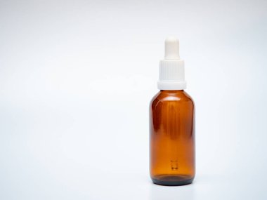 Açık beyaz arkaplanda boş şişeler