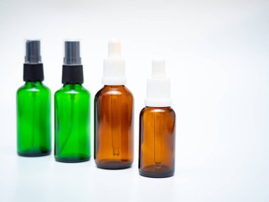 Açık beyaz arkaplanda boş şişeler