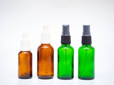 Açık beyaz arkaplanda boş şişeler