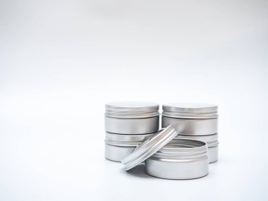 Beyaz arka plan üzerinde beyaz teneke kutu