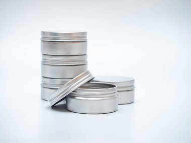 Beyaz arka plan üzerinde beyaz teneke kutu