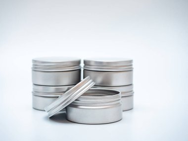 Beyaz arka plan üzerinde beyaz teneke kutu