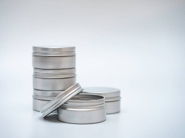 Beyaz arka plan üzerinde beyaz teneke kutu