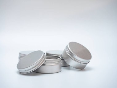 Beyaz arka plan üzerinde beyaz teneke kutu