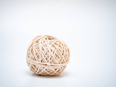 Açık gri arkaplanda yün topu