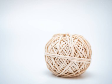 Açık gri arkaplanda yün topu