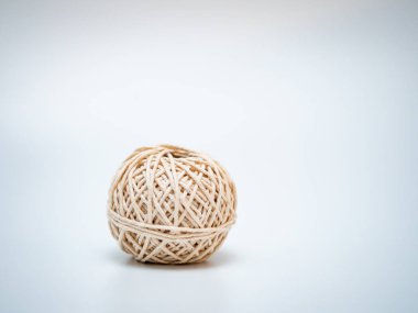 Açık gri arkaplanda yün topu