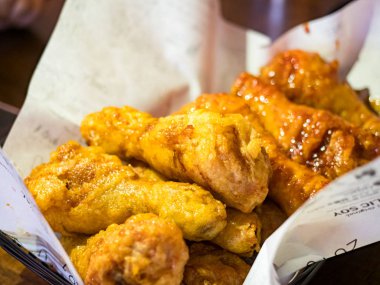 Bir sepet lezzetli kızarmış tavuk.