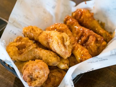 Bir sepet lezzetli kızarmış tavuk.