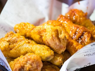 Bir sepet lezzetli kızarmış tavuk.