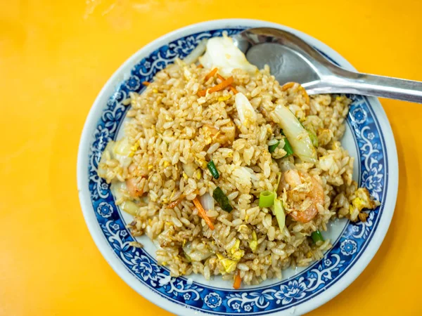 Comida Asiática Arroz Frito Camarão Com Legumes Fundo Amarelo — Fotografia de Stock