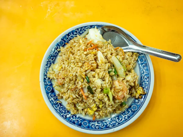 Comida Asiática Arroz Frito Camarones Con Verduras Sobre Fondo Amarillo —  Fotos de Stock