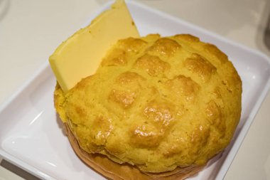 Tereyağlı ananaslı çörek.