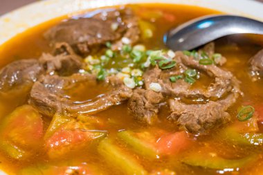 Domatesli fırında biftek güveci.