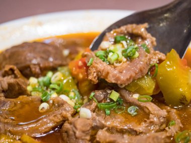 Domatesli fırında biftek güveci.