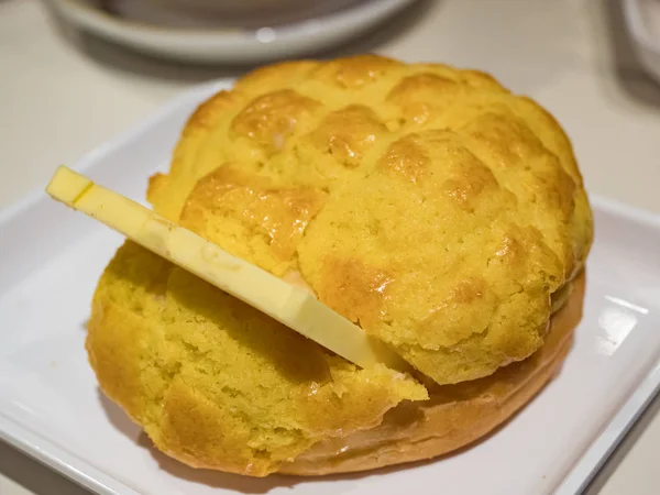 Pão Abacaxi Com Manteiga Prato — Fotografia de Stock