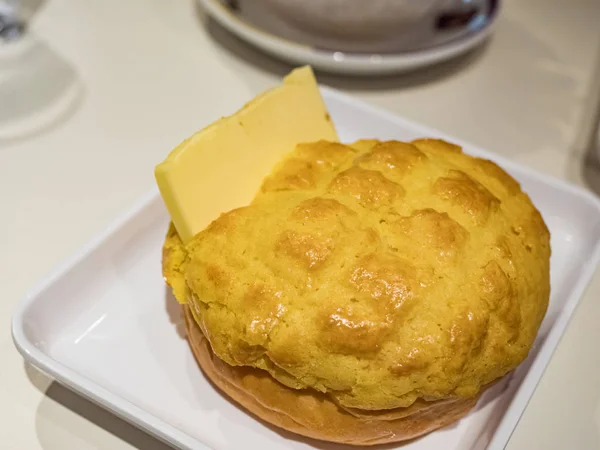 Pão Abacaxi Com Manteiga Prato — Fotografia de Stock