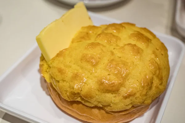 Pão Abacaxi Com Manteiga Prato — Fotografia de Stock