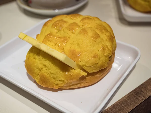 Pão Abacaxi Com Manteiga Prato — Fotografia de Stock
