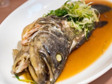 Soya soslu beyaz tabakta, Balık