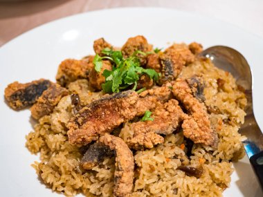 Kızarmış yılan balıklı yağlı pilav.