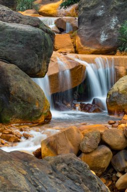 Kayaların üzerinden akan pürüzsüz su 