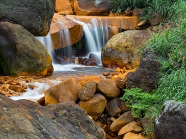 Kayaların üzerinden akan pürüzsüz su 