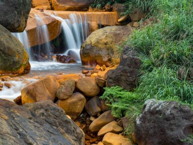 Kayaların üzerinden akan pürüzsüz su 