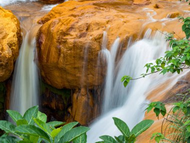 Kayaların üzerinden akan pürüzsüz su 