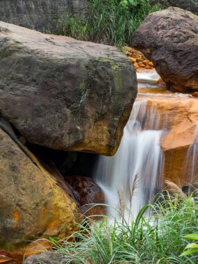 Kayaların üzerinden akan pürüzsüz su 