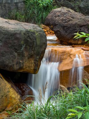 Kayaların üzerinden akan pürüzsüz su 