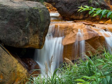 Kayaların üzerinden akan pürüzsüz su 