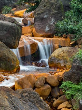 Kayaların üzerinden akan pürüzsüz su 