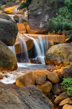 Kayaların üzerinden akan pürüzsüz su 