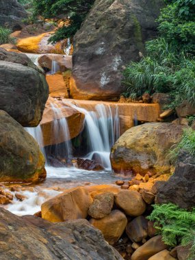 Kayaların üzerinden akan pürüzsüz su 